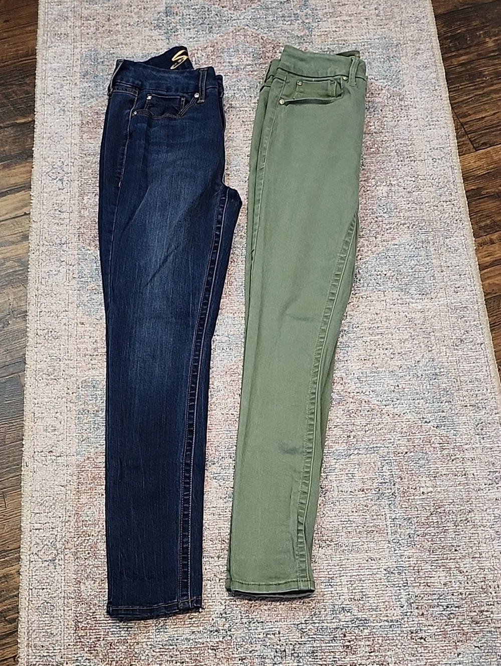 2 Pair Of Seven7 Women's Skinny Jeans in Dark Blue and Olive